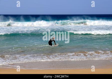 Surfeurs, Playa Piedra surf Beach, El Cotillo, Fuerteventura, Îles Canaries, Espagne. Banque D'Images