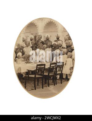 Une photographie de groupe de Bhupinder Singh, le maharaja de Patiala (reg. 1900-1938) avec le joueur de cricket Sir Ranjitsinhji Vibhaji Jadeja, connu sous le nom de Ranji, et d'autres invités et serviteurs. Patiala, vers 1910. Banque D'Images