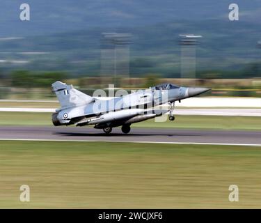 Un Mirage 2000 de la Force aérienne hellénique décolle de la base aérienne d'Aviano alors qu'il retourne en Grèce après une semaine intense d'entraînement avec le 510e escadron de chasse, Aviano Air base Italy DF-SD-01-06178. Banque D'Images