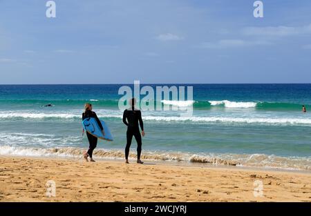 Surfeurs, Playa Piedra surf Beach, El Cotillo, Fuerteventura, Îles Canaries, Espagne. Banque D'Images