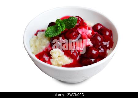 Pudding de riz avec sauce cerise sur fond blanc isolé Banque D'Images