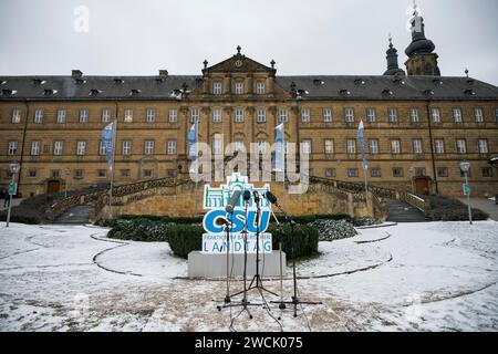 Bad Staffelstein, Allemagne. 16 janvier 2024. Le communiqué de presse au début de la retraite d'hiver du groupe parlementaire CSU a lieu dans la cour de l'abbaye de Banz. Crédit : Daniel Vogl/dpa/Alamy Live News Banque D'Images