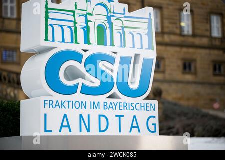 Bad Staffelstein, Allemagne. 16 janvier 2024. Le logo du groupe parlementaire CSU au Parlement bavarois peut être vu dans la cour de Kloster Banz au début de la retraite d'hiver du groupe parlementaire CSU. Crédit : Daniel Vogl/dpa/Alamy Live News Banque D'Images