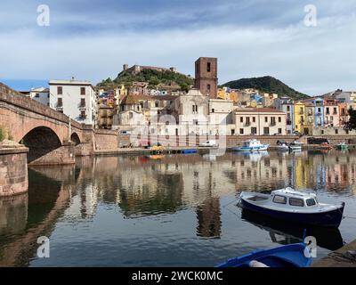 Vieux pont surplombant la rivière Temo sur la vieille ville de Bosa en Sardaigne, Italie Banque D'Images