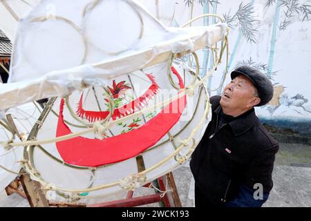 Pékin, province chinoise du Zhejiang. 16 janvier 2024. Un villageois fabrique une lanterne dragon dans le village de Fatou du comté de Deqing dans la ville de Huzhou, dans la province du Zhejiang dans l'est de la Chine, le 16 janvier 2024. Divers événements sont organisés à travers le pays pour célébrer le nouvel an lunaire chinois, qui tombe le 10 février de cette année. Crédit : XIe Shangguo/Xinhua/Alamy Live News Banque D'Images