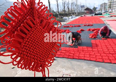 Pékin, province chinoise du Zhejiang. 16 janvier 2024. Les villageois font voler des nœuds chinois nouvellement fabriqués dans le village de Huanan de la ville de Huashui, ville de Dongyang, province du Zhejiang dans l'est de la Chine, le 16 janvier 2024. Divers événements sont organisés à travers le pays pour célébrer le nouvel an lunaire chinois, qui tombe le 10 février de cette année. Crédit : Bao Kangxuan/Xinhua/Alamy Live News Banque D'Images