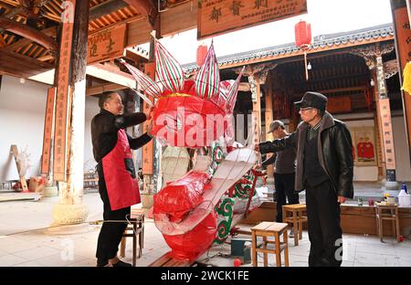 Pékin, province chinoise du Zhejiang. 16 janvier 2024. Des villageois fabriquent une lanterne dragon dans le village de Huaitang, dans la ville de Dongyang, dans la province du Zhejiang, dans l'est de la Chine, le 16 janvier 2024. Divers événements sont organisés à travers le pays pour célébrer le nouvel an lunaire chinois, qui tombe le 10 février de cette année. Crédit : Bao Kangxuan/Xinhua/Alamy Live News Banque D'Images