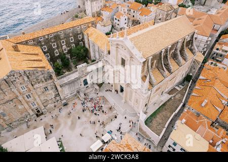 Les gens marchent autour de la place en face de l'église de Saint-Ignace. Dubrovnik, Croatie. Drone Banque D'Images
