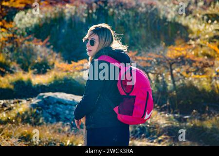 Ushuaia, Argentine ; avril 14 2022 : jeune femme blonde marchant sur le sentier de randonnée laguna esmeralda, province de tierra del fuego, argentine Banque D'Images