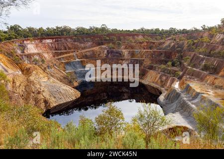 Vue sur Peak Hill Open Cut Mine, un ancien site de mine d'or. Parkes Shire, Outback NSW Banque D'Images