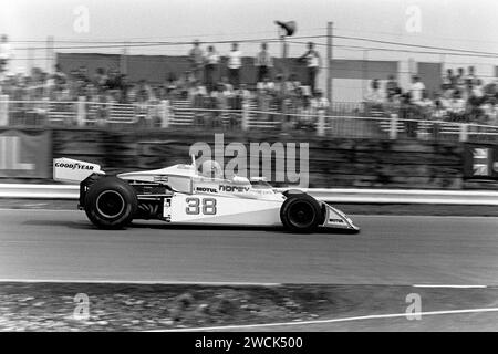 Le Français Henri Pescarolo au volant d'une Surtees TS 19 au John Player British Grand Prix en 1976 Banque D'Images