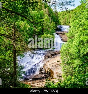 Vue panoramique de Tripple Falls à DuPont State Forest en Caroline du Nord Banque D'Images