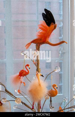 Ornements de Noël fantaisistes sur un arbre de Noël stylisé en métal et verre, 2024, New York City, USA Banque D'Images