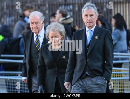 Londres, Royaume-Uni. 16 janvier 2024. Nigel Evans (à droite), député conservateur, avec Dame Rosie Winterton (au milieu), vice-présidente de la Chambre des communes, et Sir Roger Gale (à gauche). Assistantes au service de Thanksgiving pour l'ancienne présidente de la Chambre des communes, Betty Boothroyd, décédée l'an dernier. Le service a eu lieu à l'église St Margaret's de Westminster. Crédit : Imageplotter/Alamy Live News Banque D'Images