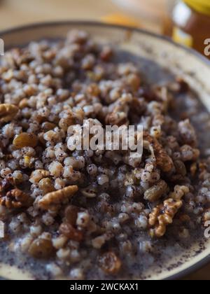 Vertical extrême gros plan de Kutya - un plat de Noël traditionnel ukrainien à base de grains de blé, miel, graines de pavot, zeste d'agrumes, raisins secs, et walnut Banque D'Images