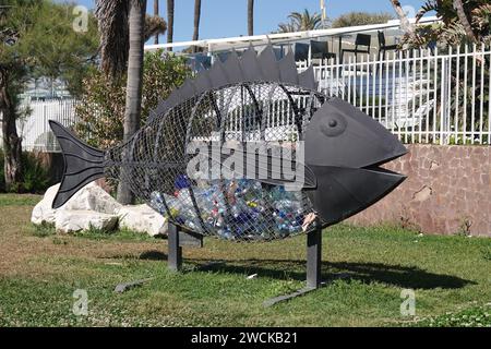 Une poubelle en forme de poisson située sur la côte pour réduire la pollution marine causée par les déchets plastiques Banque D'Images