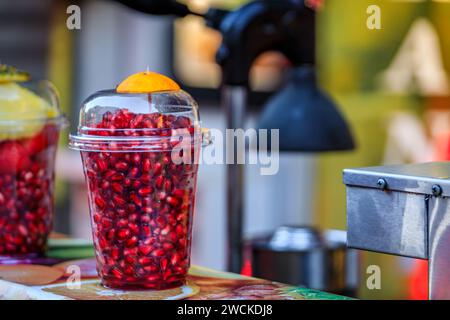 Une tasse de grains de grenade frais pour un jus de grenade fraîchement pressé chez un vendeur de rue traditionnel à Eminonu Istanbul, Turquie Banque D'Images