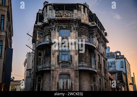 Façade d'un bâtiment art nouveau abandonné délabré sur la péninsule historique dans le quartier Eminonu Sultanahmet d'Istanbul, Turquie dans la matinée Banque D'Images