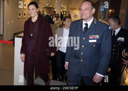 Stockholm, Suède. 16 janvier 2023. Stockholm, Suède. 16 janvier 2024. La princesse Victoria arrive à l'Académie de la Défense, où elle est reçue par le vice-principal Anders Callert (à droite).photo : Henrik Montgomery/TT/code 10060 crédit : TT News Agency/Alamy Live News Banque D'Images