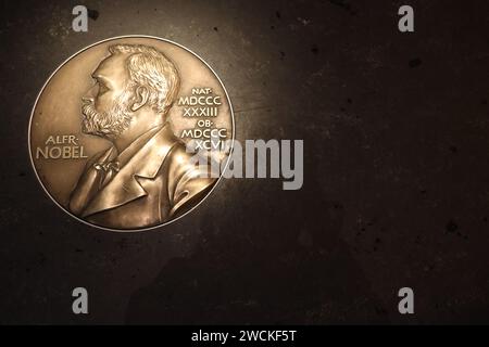 Gros plan d'une copie de la médaille du prix Nobel. Photographié sur le sol du Musée Nobel dans la vieille ville, Stockholm Suède. Banque D'Images