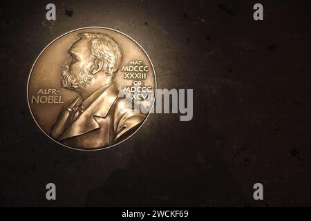 Gros plan d'une copie de la médaille du prix Nobel. Photographié sur le sol du Musée Nobel dans la vieille ville, Stockholm Suède. Banque D'Images