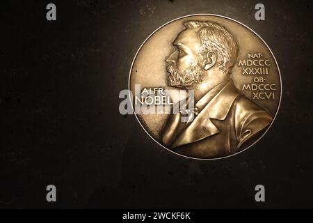 Gros plan d'une copie de la médaille du prix Nobel. Photographié sur le sol du Musée Nobel dans la vieille ville, Stockholm Suède. Banque D'Images