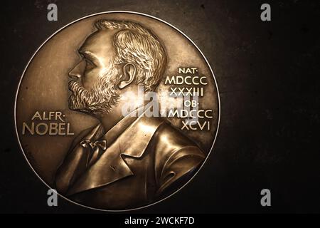 Gros plan d'une copie de la médaille du prix Nobel. Photographié sur le sol du Musée Nobel dans la vieille ville, Stockholm Suède. Banque D'Images