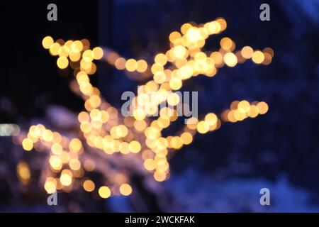 Photo floue avec bokeh de lumières de jardin dans une Suède hivernale. Convient comme image d'arrière-plan. Banque D'Images