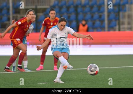 Naples, Italie,16 janvier,2024 convertit le penalty kick Soccer - coupe d'Italie féminine Macth entre Napoli Femminile vs AS Roma Credit:Agostino Gemito/ Alamy Live News Banque D'Images