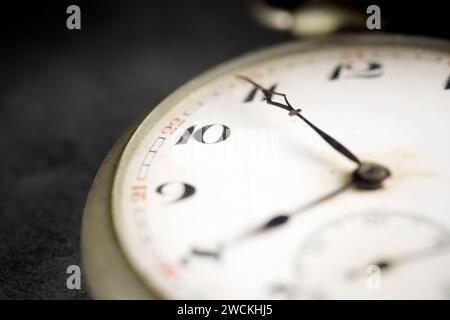 Gros plan d'une horloge de poche vintage sur une table Banque D'Images