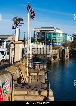 Balcon Mayflower Steps, sculpture de crevettes barbican et aquarium marin national sur le devant du port de Sutton, Plymouth Banque D'Images