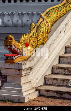 Naga, ou dragon, au Temple du Palais Royal (Haw Pha Bang) qui a été construit pour abriter la statue la plus sacrée de Bouddha à Luang Prabang, Laos Banque D'Images