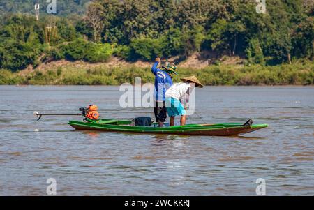 Pêcheurs locaux sur le fleuve Mékong, Laos Banque D'Images