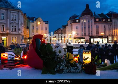 Hradec Kralove, République tchèque. 16 janvier 2024. Le peuple rend hommage à Jan Palach, qui s'est brûlé à mort en janvier 1969 pour protester contre la démission de la société après l'occupation de la République tchèque par les troupes du Pacte de Varsovie en août 1968, à Hradec Kralove, République tchèque, le 16 janvier 2024. Crédit : David Tanecek/CTK photo/Alamy Live News Banque D'Images