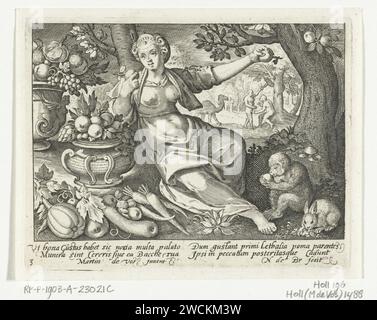 SENSE Taste, Nicolaes de Bruyn, d'après Maerten de vos, 1581 - 1656 print Femme personnification du goût sensoriel assise dans un paysage avec des vases pleins de fruits et légumes, elle mange d'une pomme tandis qu'un singe et un lapin mangent également. La chute d'Adam et Eva est montrée en arrière-plan. En marge sous deux lignes Latin. Pays-Bas gravure papier goût, dégustation (l'un des cinq sens). Eve offre le fruit à Adam Banque D'Images