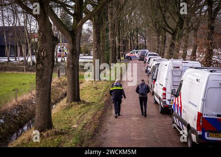 WEITEVEEN - enquête de suivi par la police à Weiteveen à Drenthe. Deux personnes sont mortes à la suite d'un incident violent. ANP VINCENT JANNINK netherlands Out - belgique Out Banque D'Images