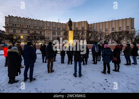 Hradec Kralove, République tchèque. 16 janvier 2024. Le peuple rend hommage à Jan Palach, qui s'est brûlé à mort en janvier 1969 pour protester contre la démission de la société après l'occupation de la République tchèque par les troupes du Pacte de Varsovie en août 1968, à Hradec Kralove, République tchèque, le 16 janvier 2024. Crédit : David Tanecek/CTK photo/Alamy Live News Banque D'Images