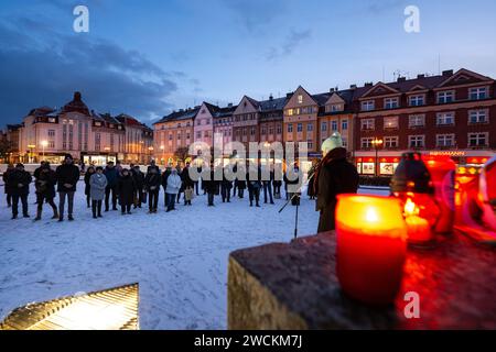 Hradec Kralove, République tchèque. 16 janvier 2024. Le peuple rend hommage à Jan Palach, qui s'est brûlé à mort en janvier 1969 pour protester contre la démission de la société après l'occupation de la République tchèque par les troupes du Pacte de Varsovie en août 1968, à Hradec Kralove, République tchèque, le 16 janvier 2024. Crédit : David Tanecek/CTK photo/Alamy Live News Banque D'Images