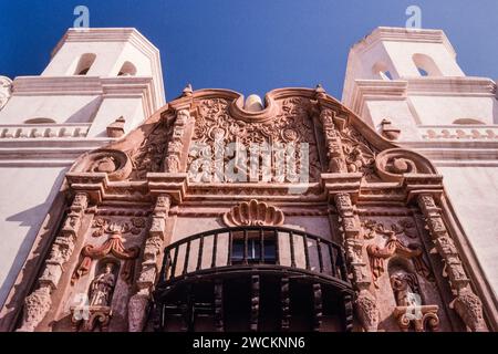 Détail d'un balcon en bois et motifs décoratifs sur la Mission San Xavier del bac, Tucson Arizona. Banque D'Images