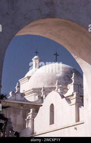 Le dôme et le clocher ouest de la Mission San Xavier del bac, Tucson Arizona, vus de derrière. Banque D'Images