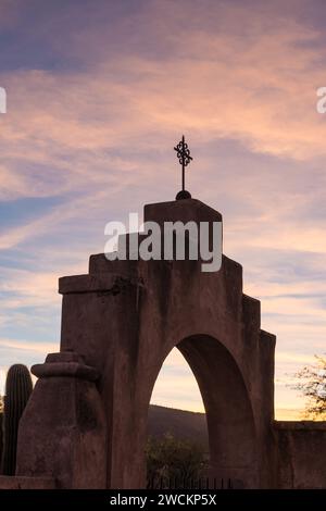 Une passerelle voûtée et une croix métallique à Mission San Xavier del bac, Tucson Arizona. Banque D'Images