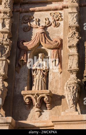Détail d'une statue de la Saint Barbara sur la façade de la Mission San Xavier del bac, Tucson Arizona. Banque D'Images