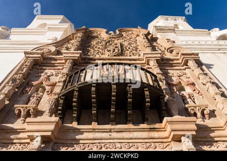 Détail d'un balcon en bois et motifs décoratifs sur la Mission San Xavier del bac, Tucson Arizona. Banque D'Images