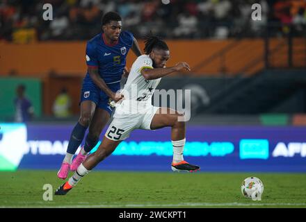 Janvier 14 2024 : Antoine Serlom Semenyo (Ghana) et Logan Evans Costa (Cap Vert) se disputent le ballon lors d'un match de la coupe d'Afrique des Nations du Groupe B, Ghana vs Cap Vert, au Stade Félix Houphouet-Boigny, Abidjan, Côte d'Ivoire. Kim Price/CSM Banque D'Images