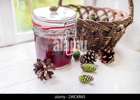 pot de confiture de pommes de pin, un remède naturel pour un mal de gorge, et un rappel du pouvoir curatif de la nature. Banque D'Images