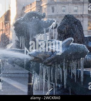 Londres, Royaume-Uni. 16 janvier 2024. Les fontaines de Trafalgar Square gèlent alors que les températures plongent au Royaume-Uni. Crédit : Vuk Valcic/Alamy Banque D'Images