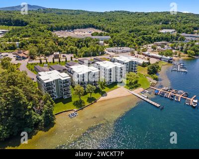 Un pittoresque développement de condominiums en bord de lac situé dans le centre d'un lac tranquille, à Lakeport New Hampshire. Banque D'Images