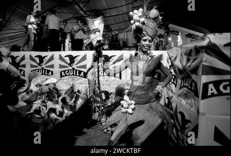 Photographies spectaculaires en noir et blanc du concours de beauté annuel de Miss Colombia à Cartagena, en Colombie, les concurrents afro-colombiens représentent les quartiers pauvres de la ville. Les filles portent des costumes faits maison élaborés et des coiffes en plumes et défilent les ruelles de Cartagena après la tombée de la nuit. Banque D'Images