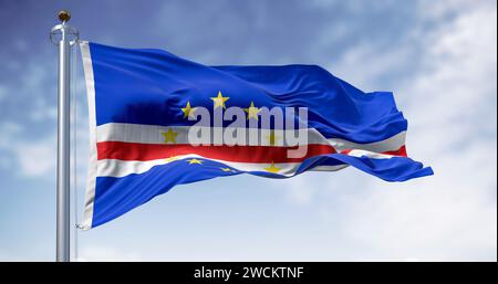 Drapeau national du Cap-Vert agitant dans le vent par temps clair. Bandes bleues, blanches et rouges avec dix étoiles jaunes représentant les îles principales. 3d illu Banque D'Images