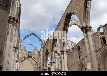 Ruines du couvent notre-Dame du Mont Carmel (Convento da Ordem do Carmo), un ancien couvent catholique situé à Lisbonne, Portugal Banque D'Images